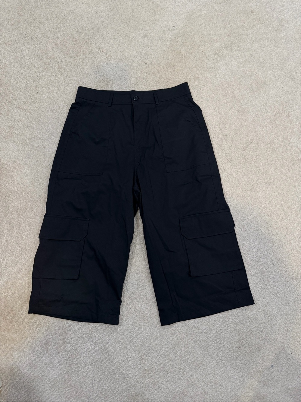 Women’s Black Cargo Shorts with Multiple Pockets